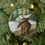 Vintage Christmas, Santa Claus いけな Nice List セラミックオーナメント<br><div class="desc">ヴィンテージイラストレーションメリークリスマスの休日デザインは、本サンタクロースと彼の作品のページをフィーチャー。1889年マクラーリン・ブラザーズ発行。この物語は、世界中の良い小さな男の子や女の子のための玩具を作るサンタの仕事を物語っている。このビクトリアン時代の写真は彼のすてき図書館を通し読て、子供の名前と素敵なリストを持つ大きな本の古いサンいけなニコラスの姿を示している。</div>