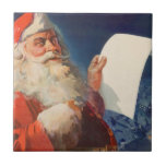 Vintage Christmas, Santa Claus いけな Nice List タイル<br><div class="desc">ヴィンテージイラストレーションメリークリスマスの休日の画像すてきは、サンタクロースが赤い帽子を被り、クリスマスイブに彼のいけなまたは素敵なリストをチェックする。</div>