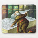 Vintage Christmas, Santa Claus いけな Nice List マウスパッド<br><div class="desc">ヴィンテージイラストレーションメリークリスマスの休日デザインは、本サンタクロースと彼の作品のページをフィーチャー。1889年マクラーリン・ブラザーズ発行。この物語は、世界中の良い小さな男の子や女の子のための玩具を作るサンタの仕事を物語っている。このビクトリアン時代の写真は彼のすてき図書館を通し読て、子供の名前と素敵なリストを持つ大きな本の古いサンいけなニコラスの姿を示している。</div>