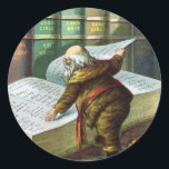 Vintage Christmas, Santa Claus いけな Nice List ラウンドシール<br><div class="desc">ヴィンテージイラストレーションメリークリスマスの休日デザインは、本サンタクロースと彼の作品のページをフィーチャー。1889年マクラーリン・ブラザーズ発行。この物語は、世界中の良い小さな男の子や女の子のための玩具を作るサンタの仕事を物語っている。このビクトリアン時代の写真は彼のすてき図書館を通し読て、子供の名前と素敵なリストを持つ大きな本の古いサンいけなニコラスの姿を示している。</div>
