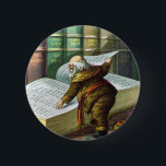 Vintage Christmas, Santa Claus いけな Nice List 缶バッジ<br><div class="desc">ヴィンテージイラストレーションメリークリスマスの休日デザインは、本サンタクロースと彼の作品のページをフィーチャー。1889年マクラーリン・ブラザーズ発行。
この物語は、世界中の良い小さな男の子や女の子のための玩具を作るサンタの仕事を物語っている。
このビクトリアン時代の写真は彼のすてき図書館を通し読て、子供の名前と素敵なリストを持つ大きな本の古いサンいけなニコラスの姿を示している。</div>