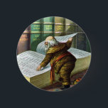 Vintage Christmas, Santa Claus いけな Nice List 缶バッジ<br><div class="desc">ヴィンテージイラストレーションメリークリスマスの休日デザインは、本サンタクロースと彼の作品のページをフィーチャー。1889年マクラーリン・ブラザーズ発行。
この物語は、世界中の良い小さな男の子や女の子のための玩具を作るサンタの仕事を物語っている。
このビクトリアン時代の写真は彼のすてき図書館を通し読て、子供の名前と素敵なリストを持つ大きな本の古いサンいけなニコラスの姿を示している。</div>