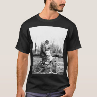 Vintage Father and Daughter Riding Bicycle – Nosta Tシャツ
