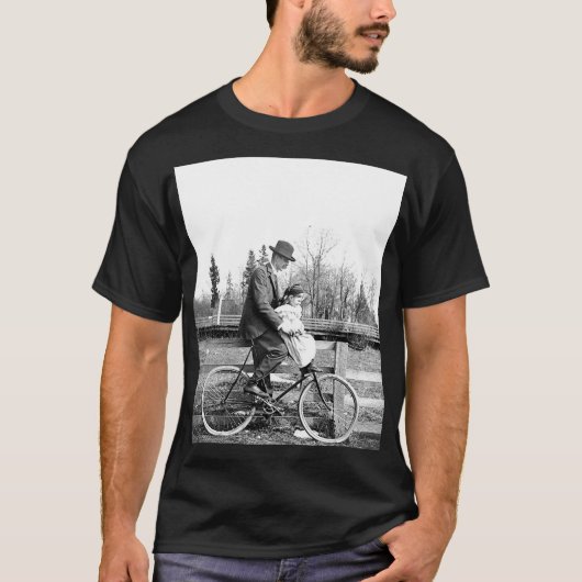 Vintage Father and Daughter Riding Bicycle – Nosta Tシャツ (正面)