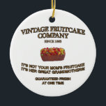 Vintage Fruitcake Company セラミックオーナメント<br><div class="desc">句"Vintage Fruitcake Companyのそれはによって囲まれるおいしいfruitcakeあなたのお母さんのfruitcakeではないです。 それは彼女の曾祖母です。 保証された新しいかつて"</div>