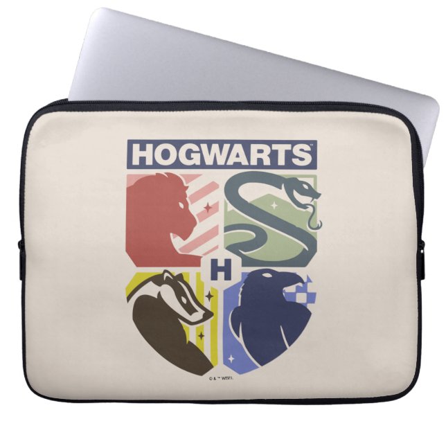 Vintage HOGWARTS™ Stamped Crest ラップトップスリーブ (正面)