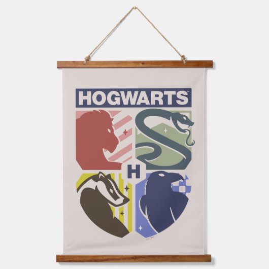 Vintage HOGWARTS™ Stamped Crest 吊り下げ型タペストリー (正面)