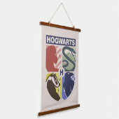 Vintage HOGWARTS™ Stamped Crest 吊り下げ型タペストリー (傾斜あり)