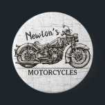 Vintage Motorcycle Personalized NAME Biker Garage 缶バッジ<br><div class="desc">Vintage Motorcycle Personalized NAME Biker Garage
American Bagger Bobber Chopper Classic Bike 
Perfect gift for your favorite Motorcycle enthusiast!
Customize it with your name! Truly a unique gift!</div>