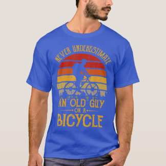 Vintage Never Underestimate An Old Guy On A Bicycl Tシャツ