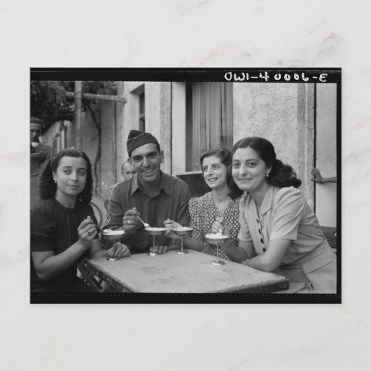 Vintage photo of people eating ice cream ポストカード (正面)