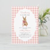 Vintage Pink Gingham Bunny Girl Baby Shower 招待状 (スタンド正面)
