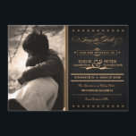 Vintage Poster木炭と金ゴールド写真Save the Date セーブザデート<br><div class="desc">この美しい木炭ブラック5"x7"結婚式の日付発表を保存しカスタマイズて、あなたの自分の婚約写真と一緒に。クリーミーな金ゴールド文字と共に感じファッションド、古い古い文字のデザインを持つヴィンテージを持ち、複雑なスクリプト要素、装飾的なバナー、星とアンパサンドを含む渦巻形の。招待ファンシーはインスパイアヴィンテージデザインとポスタースタイリッシュの両方で。文字読: 「招待されましたのウェディング受付へ[カスタマイズ可能な名前] & [カスタマイズ可能な名前] [カスタマイズ可能な日付] [カスタマイズ可能な時間]。忘れられないお祝いに参加しよう」ボックス内の披露宴情報とアドレスを使用して招待をさらにパーソナライズし縁どま点々のあるす。この結婚スイートは、履歴、お洒落ヴィンテージ、または披露宴専用の結婚式招待状を探している人に最適ユニークである。</div>