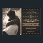 Vintage Poster木炭と金ゴールド写真Save the Date セーブザデート<br><div class="desc">この美しい木炭ブラック5"x7"結婚式の日付発表を保存しカスタマイズて、あなたの自分の婚約写真と一緒に。クリーミーな金ゴールド文字と共に感じファッションド、古い古い文字のデザインを持つヴィンテージを持ち、複雑なスクリプト要素、装飾的なバナー、星とアンパサンドを含む渦巻形の。招待ファンシーはインスパイアヴィンテージデザインとポスタースタイリッシュの両方で。文字読: 「招待されましたのウェディング受付へ[カスタマイズ可能な名前] & [カスタマイズ可能な名前] [カスタマイズ可能な日付] [カスタマイズ可能な時間]。忘れられないお祝いに参加しよう」ボックス内の披露宴情報とアドレスを使用して招待をさらにパーソナライズし縁どま点々のあるす。この結婚スイートは、履歴、お洒落ヴィンテージ、または披露宴専用の結婚式招待状を探している人に最適ユニークである。</div>