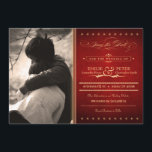 Vintage Poster Rich Red Photo Save the Date セーブザデート<br><div class="desc">この美しい深い、豪華な赤い5"x7"結婚式の日付発表を保存しカスタマイズて、あなたの独自の婚約写真と一緒に。クリーミーな金ゴールド文字と共に、ヴィンテージ感じ、古いタイポグラフィデザインを持つ古いハリウッドを持ち、複雑なスクリプト要素、装飾的なバナー、星、アンパサンドを含むファッションド古いハリウッドを持って渦巻形のいる。招待ファンシーはインスパイアヴィンテージデザインとポスタースタイリッシュの両方で。文字読: 「招待されましたのウェディング受付へ[カスタマイズ可能な名前] & [カスタマイズ可能な名前] [カスタマイズ可能な日付] [カスタマイズ可能な時間]。忘れられないお祝いに参加しよう」ボックス内の披露宴情報とアドレスを使用して招待をさらにパーソナライズし縁どま点々のあるす。この結婚スイートは、履歴、お洒落ヴィンテージ、または披露宴専用の結婚式招待状を探している人に最適ユニークである。</div>