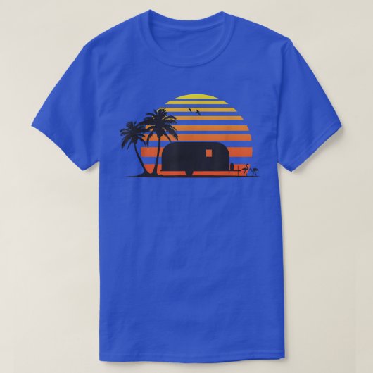Vintage RV Camper Trailer Beach Sunset Tee Tシャツ (デザイン正面)