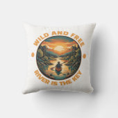 Vintage Solo Kayaking Adventure Wild and Free クッション (裏面)