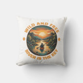 Vintage Solo Kayaking Adventure Wild and Free クッション (正面)