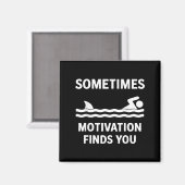 Vintage Sometimes Motivation Finds You Tee - Funny マグネット (正面/裏面)