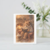 Vintage-Style Bear Reading by the Fireside ポストカード (スタンド正面)