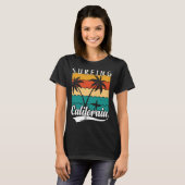 Vintage Surfer Retro Surfing Beach Summer Vacation Tシャツ (正面フル)