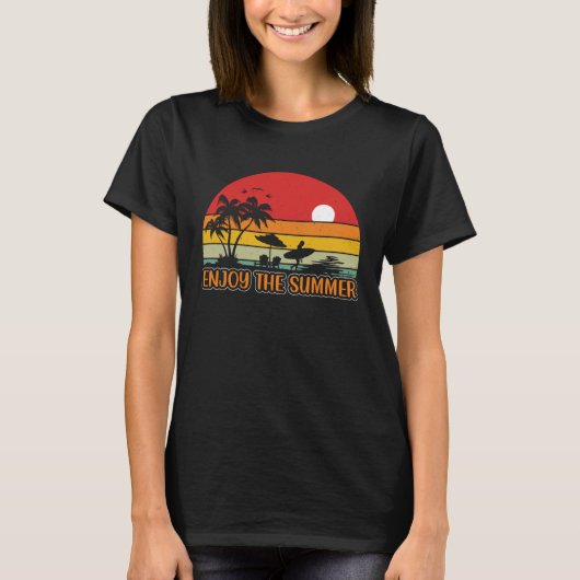 Vintage Surfer Retro Surfing Beach Summer Vacation Tシャツ (正面)