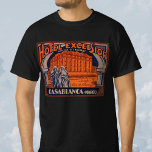 Vintage Travel、カサブランカ（モロッコ、アフリカ） Tシャツ<br><div class="desc">ヴィンテージイラストレーションカサブランカ、モロッコ、アフリカのExcelsior Hotelのアフリカ旅行ポスターまたはラゲージラベル。人々はモロッコのカフタンで服を着て、遠くの建物のビューで建築要素アーチの下に立っている。文字読：ホテルエクセルシオール、ルールドローグ、カサブランカ、マロック。</div>