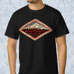 Vintage Travel、山エベレスト、Darjeeling India Tシャツ<br><div class="desc">ヴィンテージイラストレーションアジアの旅行ポスターまたは荷物用ラベルからホテル山エベレスト、ダージェリング、インドの冬の雪に覆われた山々。</div>
