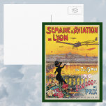 Vintage Travel, Airlines Air Show，リヨン，フランス ポストカード<br><div class="desc">ヴィンテージイラストレーションヨーロッパの旅行ポスターまたは荷物ラベル、Semine d'Aviation de Lyon,  1910.Charles Tichon氏は、アンティーク飛行機がショーの間に演奏しエレガントて、リヨン、フランス、セーヌ川を見下ろす彼女の花を覆ったバルコニーから女性の視線を集めた。</div>