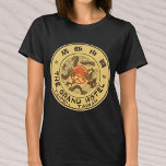 Vintage Travel Asia, Grand Hotel，台北，台湾 Tシャツ<br><div class="desc">ヴィンテージイラストレーション台北、台湾のグランドホテルからアジアの旅行ポスターまたはラゲージラベル。台湾（ポルトガル語で「美しい島」という意味）は、南中国海と本土中国の南東岸の東中国海の間の東アジアに位置する島である。台湾は1945年の第2次世界大戦終結以来、中国共和国によって支配されている。</div>