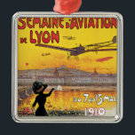 Vintage Travel, Aviation Airplanes，リヨン，フランス メタルオーナメント<br><div class="desc">ヴィンテージイラストレーションフランスのヨーロッパ旅行ポスターアートセメインデアビエーションデリヨン， 1910.Charles Tichon氏は、アンティーク飛行機がエアショーの間に演奏しエレガント、リヨン、フランス、ソーヌ川（ローヌ川の支流）を望む彼女の花で覆われたバルコニーから女性の視線を浴びる。</div>