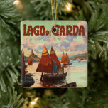 Vintage Travel, Lago di Garda, Lake Garda，イタリア セラミックオーナメント<br><div class="desc">ヴィンテージイラストレーションイタリアのガルダ湖からのヨーロッパの旅行のポスターは、ボートとその水の中での反射を特集。帆船は曇った日に湖に浮いている。</div>