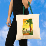 Vintage Travel Poster、ロサンゼルス、カリフォルニア トートバッグ<br><div class="desc">ヴィンテージイラストレーションアメリカ合衆国の旅行ポスターまたは荷物用ラベルからCity of Angels, ロサンゼルス，カリフォルニア。カリフォルニアのミッションの美しい建築、咲く植物を持つヤシの木飛んでいる、夏の間の晴れた日の空の飛行機。</div>