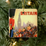 Vintage Travel Poster、British 王室の Guard セラミックオーナメント<br><div class="desc">ヴィンテージイラストレーションヨーロッパの旅行ポスターまたは英国の素晴らしイギリスからのラゲッジラベルは、イギリスの馬とビッグ王室のベンの時計塔、ウェストミンスターAbbeyと背景に議会の家にマウント女王のガードを搭載した。</div>