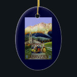 Vintage Travel, Women of Abruzzo，イタリア セラミックオーナメント<br><div class="desc">ヴィンテージイラストレーションヨーロッパの旅行ポスターまたはラゲージラベルAbruzzo，イタリアのコスチューム、ドレスや帽子の服を着た女性のグループ伝統的をフィーチャー。群衆は遠くに山をかぶった雪で町の教会に通じる道路に立っている。</div>