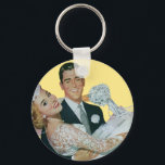 Vintage Wedding Newlyweds, Happy Bride and Groom キーホルダー<br><div class="desc">Great retro 50s kitsch design to use for your wedding favors!
Vintage illustration love and romance wedding image featuring a handsome groom carrying his beautiful newlywed bride.</div>