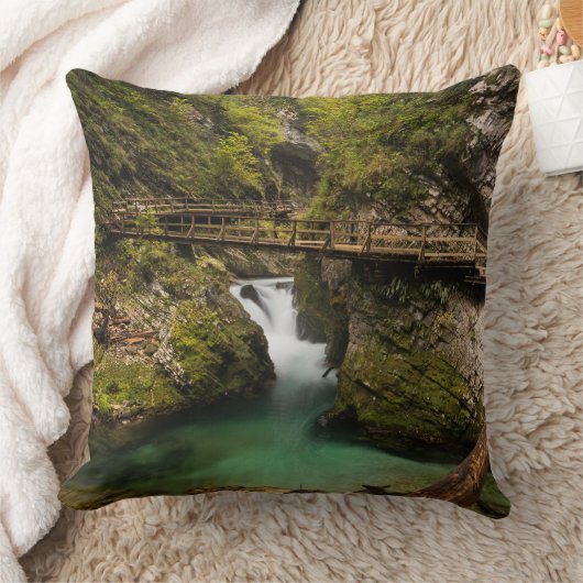 Vintgarの峡谷渓谷を通る木の通路 クッション (ブランケット)