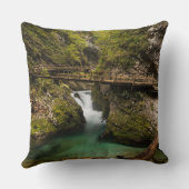 Vintgarの峡谷渓谷を通る木の通路 クッション (裏面)