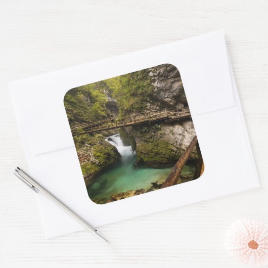 Vintgarの峡谷渓谷を通る木の通路 スクエアシール (封筒)