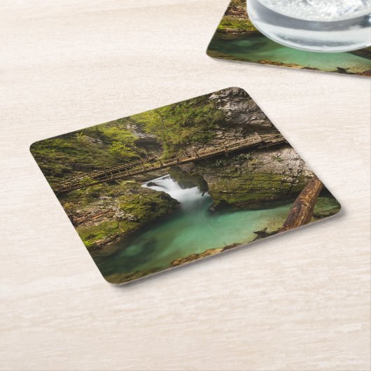 Vintgarの峡谷渓谷を通る木の通路 スクエアペーパーコースター (アングル)