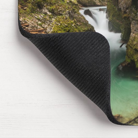 Vintgarの峡谷渓谷を通る木の通路 マウスパッド (コーナー)