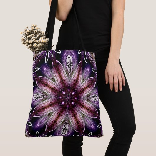Violet and Magenta Cosmic Flower Kaleidoscope トートバッグ (クローズアップ)