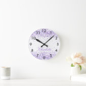 Violet lavender nameスクリプトエレガント ラウンド壁時計 (ホーム)