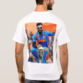 「Virat Kohli:国境を越えて支配する Tシャツ (裏面)