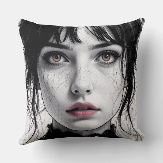 Visage de porcelaine regard d'âme fêlée.  クッション (裏面)