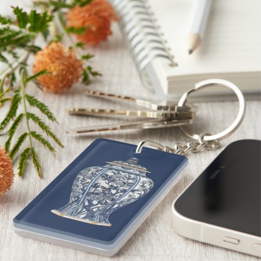 Vision Studioによる青と白の磁器の花瓶 キーホルダー (正面右)