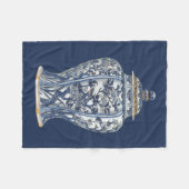 Vision Studioによる青と白の磁器の花瓶 フリースブランケット (正面(横))