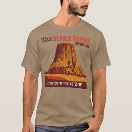 Visit Devils Tower Funny Tシャツ (正面)