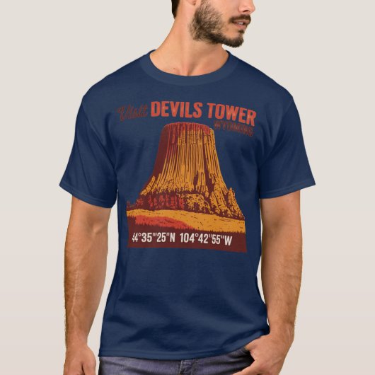 Visit Devils Tower Funny Tシャツ (正面)