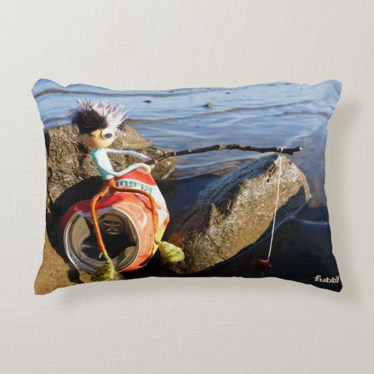 Vissende Fubby op een blikje aan de waterkant. アクセントクッション (正面)